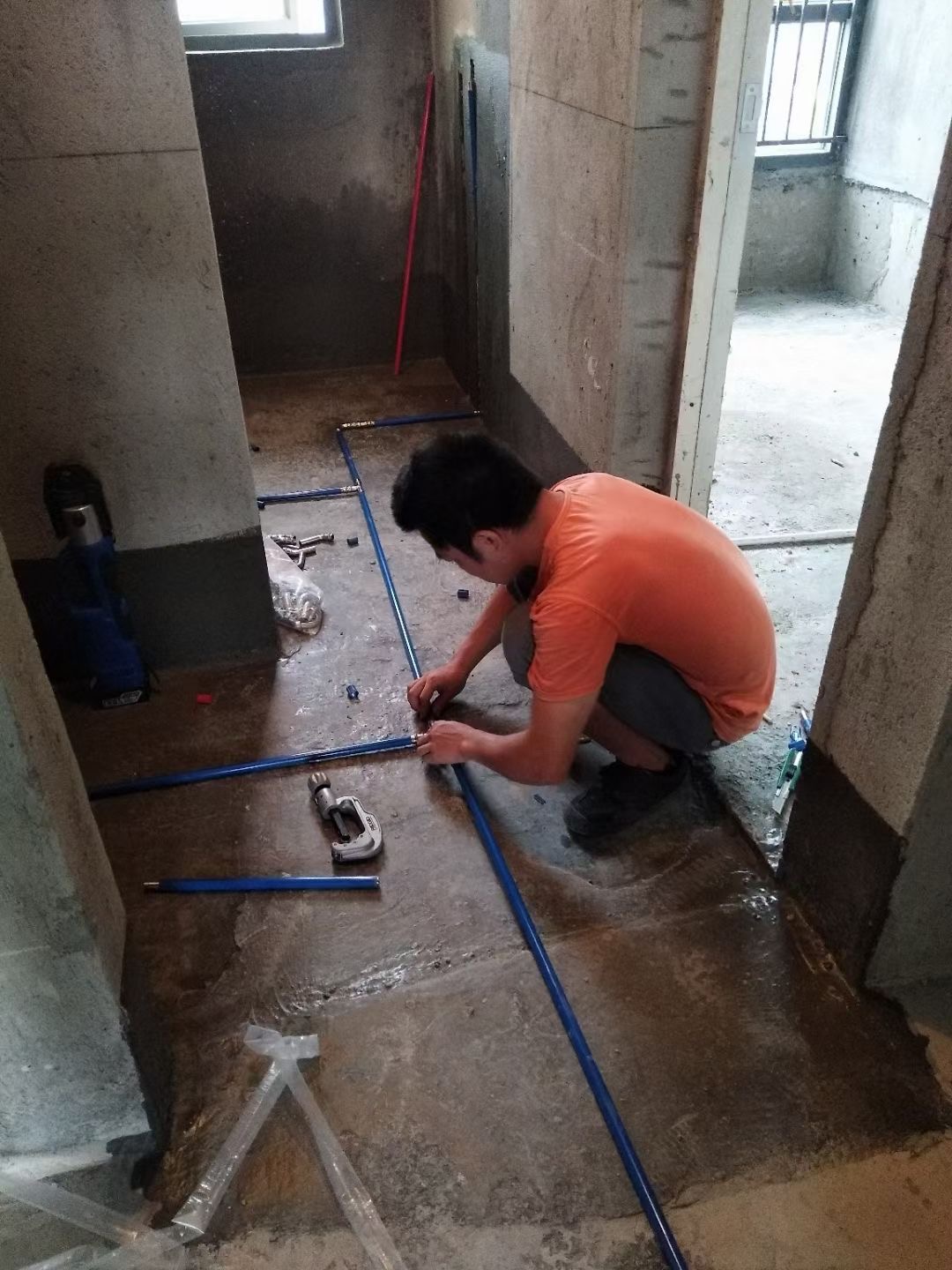 wb官网(中国)牌覆塑wb万搏(中国)首页官方网站热水管安装现场.jpg