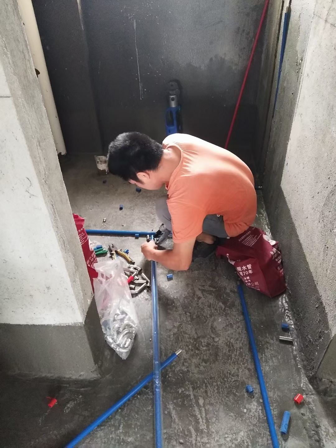 wb官网(中国)牌覆塑wb万搏(中国)首页官方网站自来水管安装现场.jpg