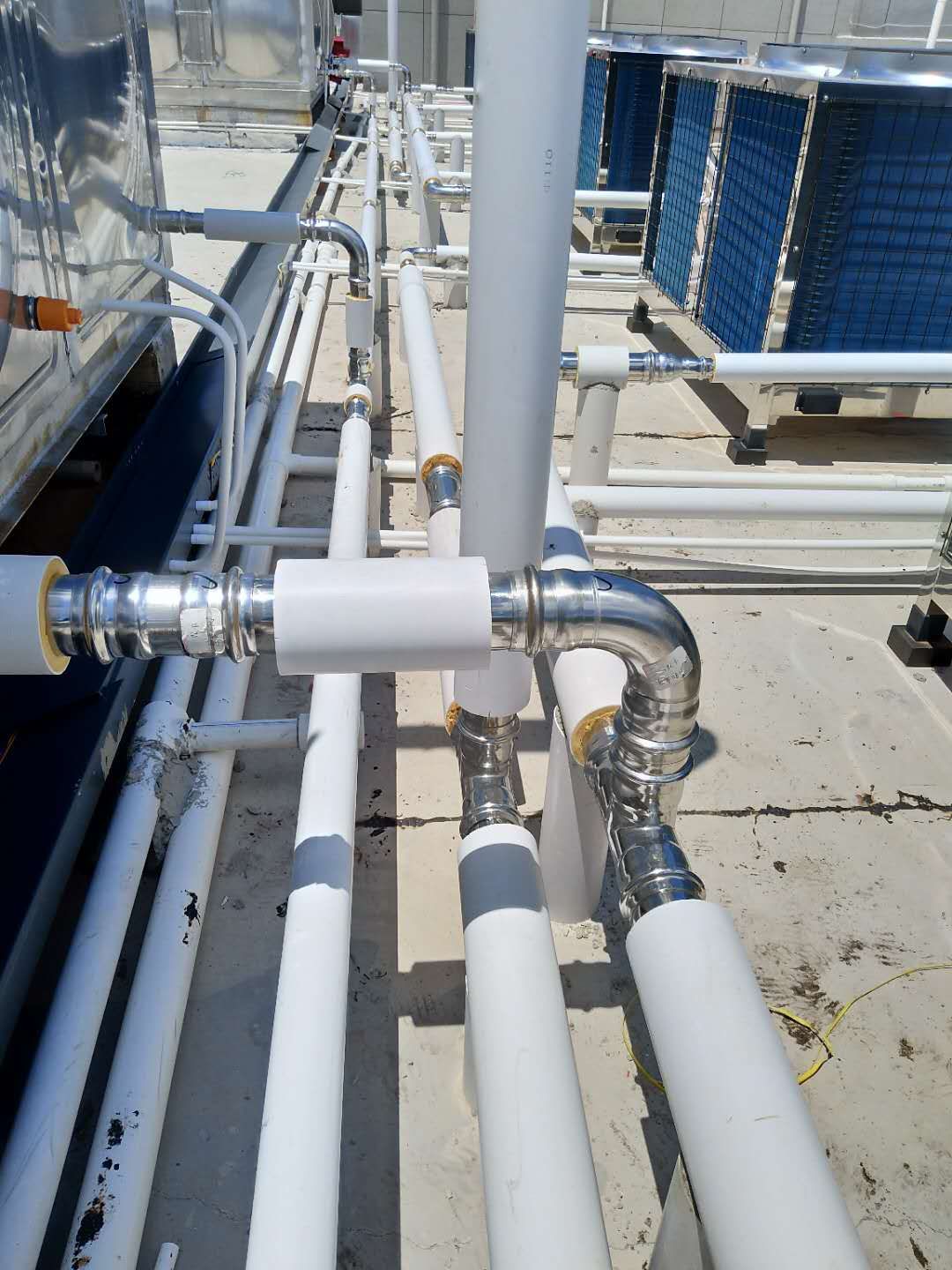 发泡wb万搏(中国)首页官方网站水管施工现场实拍.jpg 发泡wb万搏(中国)首页官方网站水管施工现场实拍.jpg