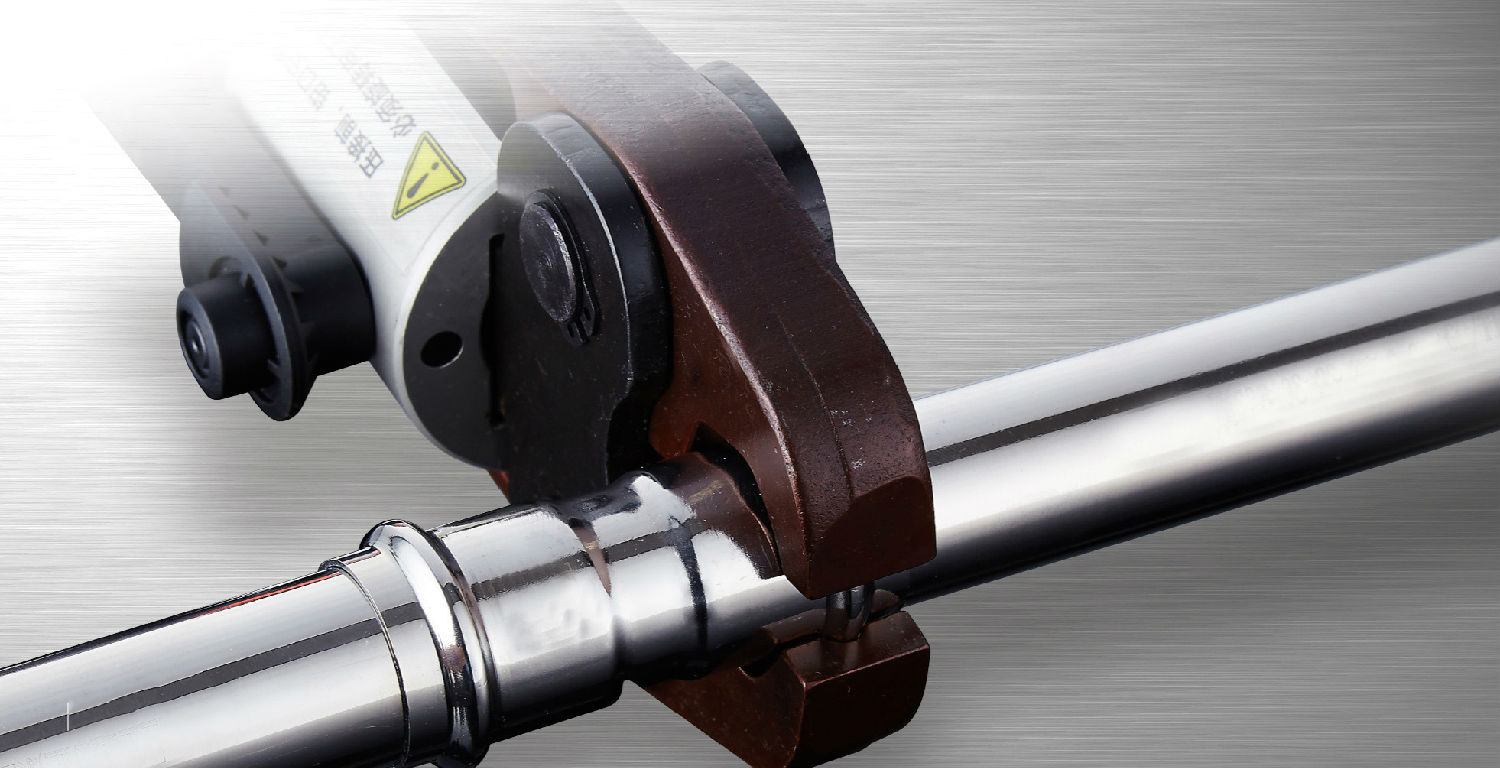 双卡压管件压接操作.jpg 双卡压管件压接操作.jpg